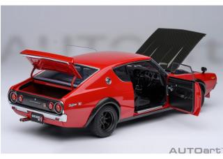 NISSAN SKYLINE 2000 GT-R (KPGC110) TUNED VERSION „CARBON BLACK BONNET“ rot AUTOart 1:18 Composite